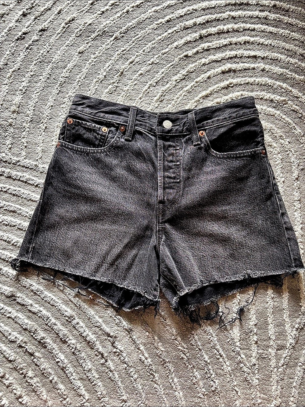Levi’s Frayed Hem Jean Shorts in Black Waist 27